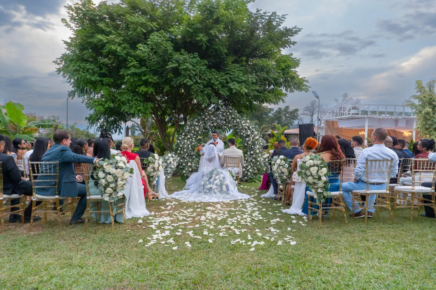 Un montaje de ceremonia en los jardines