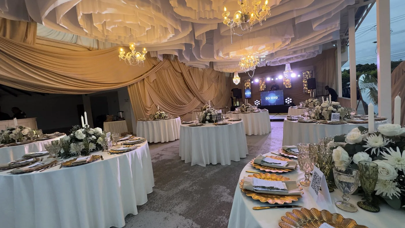 Salón social preparado para una celebración