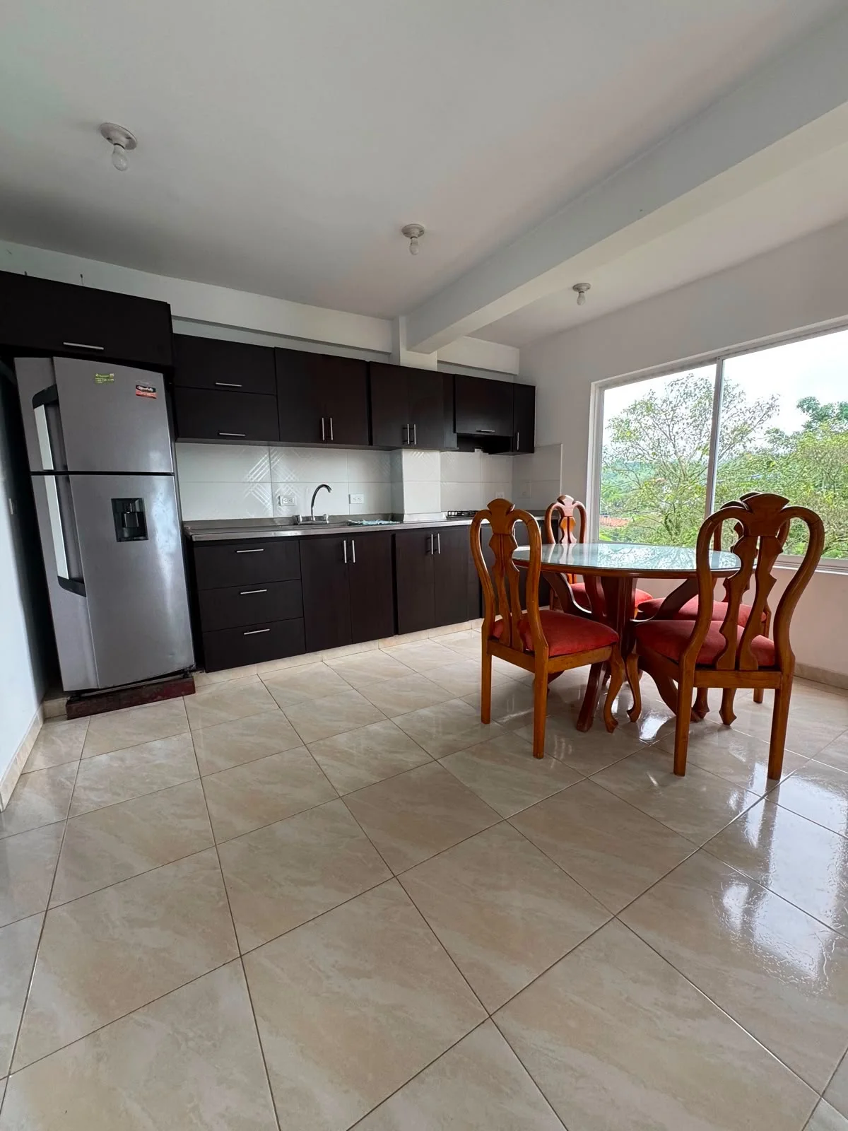 Cocina abierta y mesa en la casa