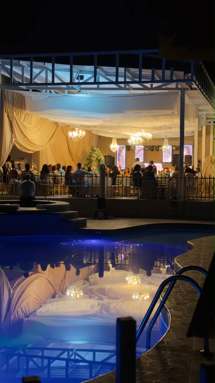 El salón y la piscina de noche